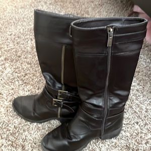 Kenneth Cole reaction boots size 13. Worn a little on the heel and toe
